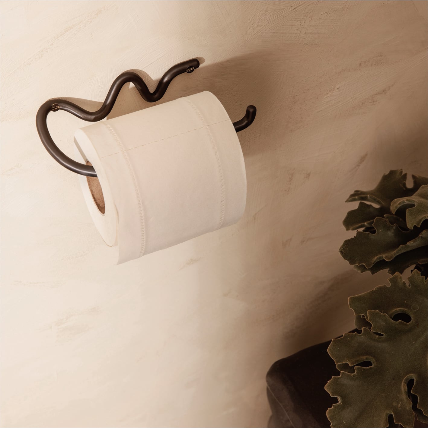 ferm LIVING/トイレットペーパーホルダー ferm LIVING - Curvature Toilet Paper Holder | HIMITSUKICHI