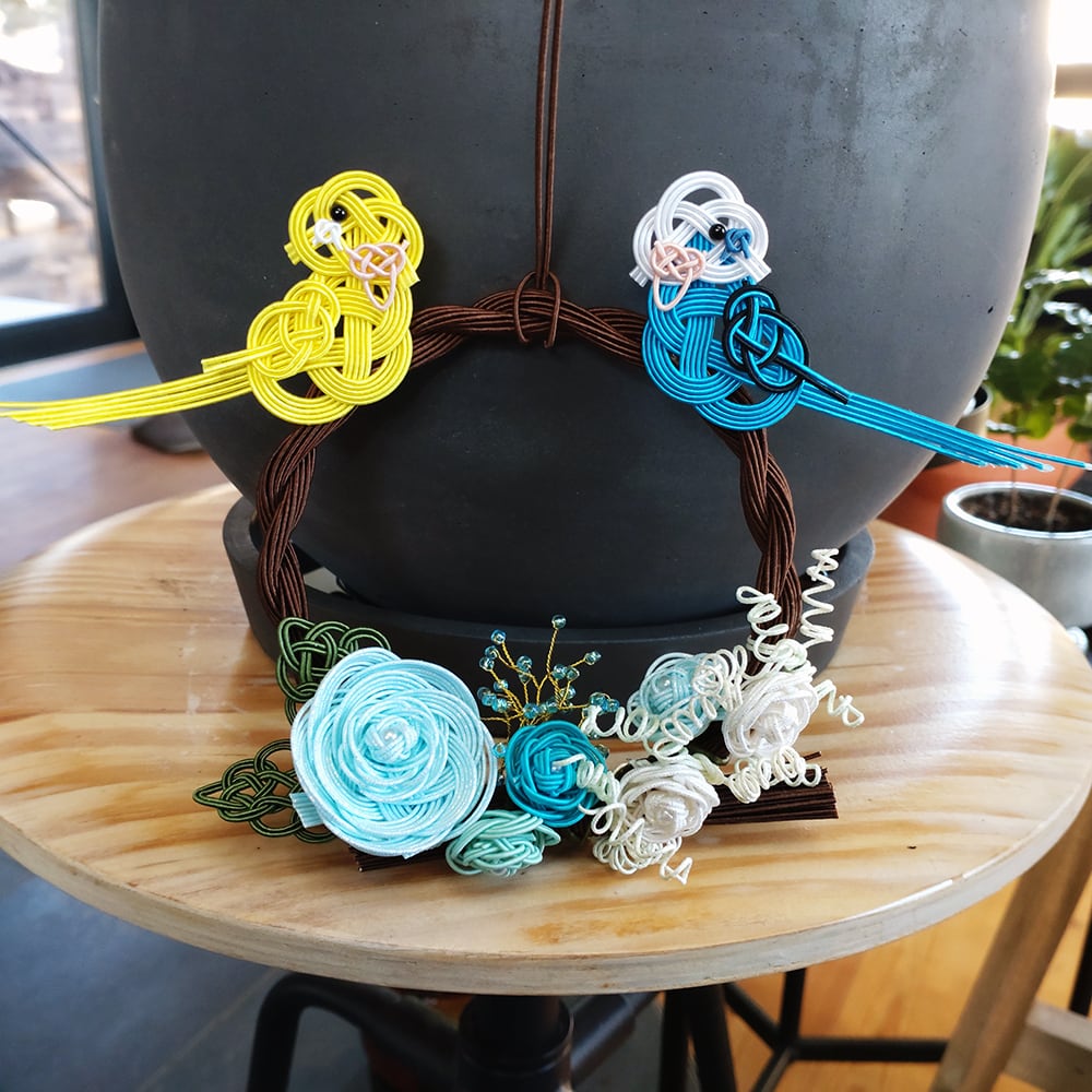 1点もの♪】インコとお花の水引リース【オパーリンブルー＆ルチノー