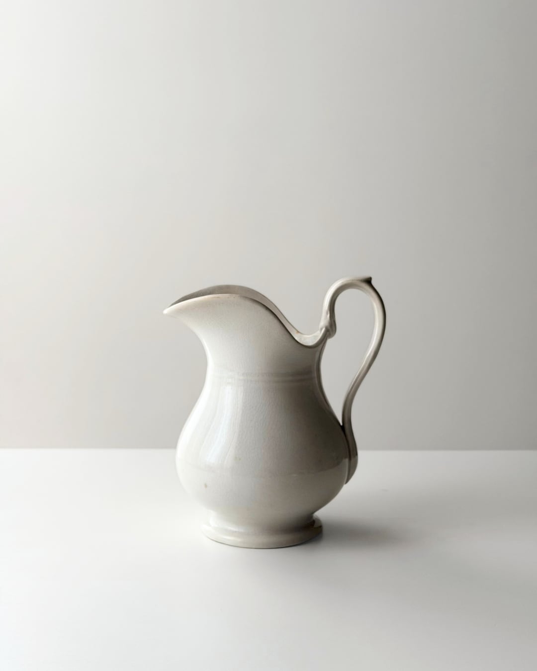 Creil et montereau クレイユモントロー / 白釉の背の高いピシェ