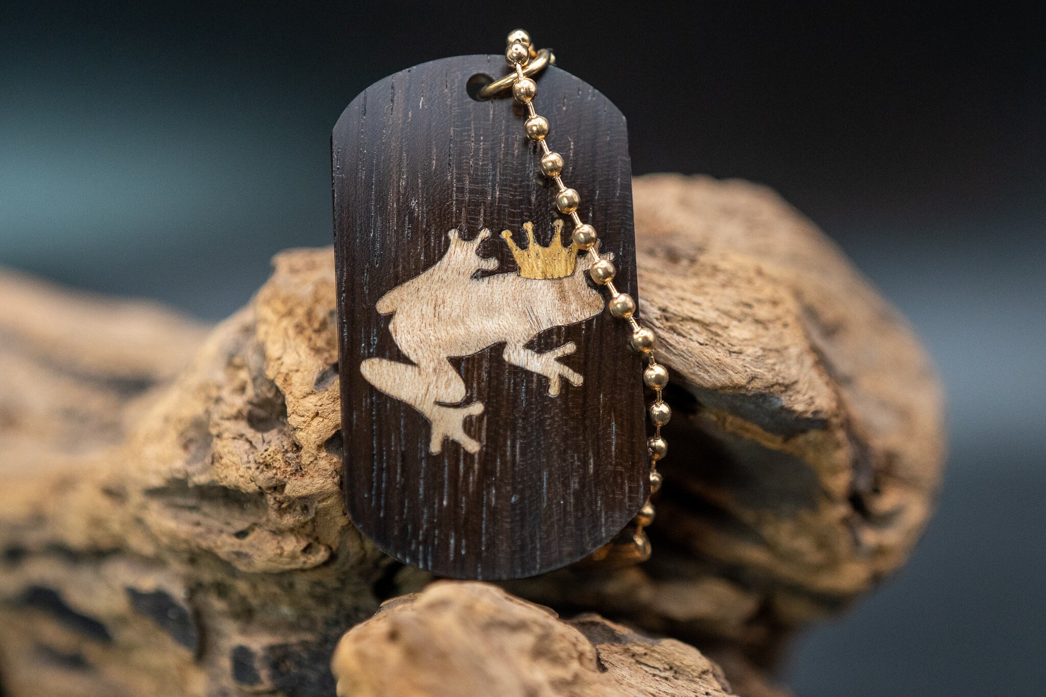 【音楽業界屈指の銘木】 ハカランダ ドッグタグ 象嵌 カエルの王様