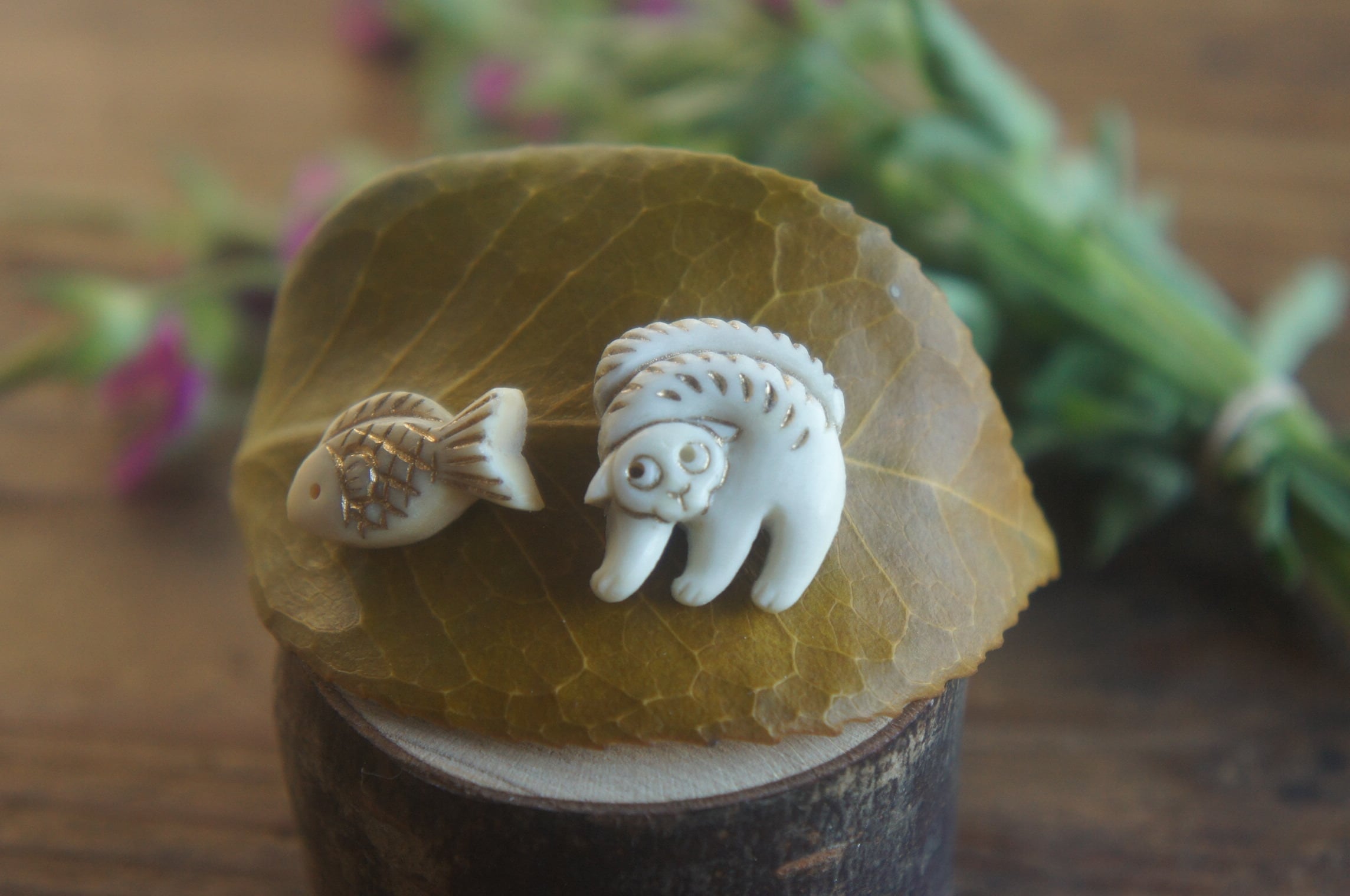 鹿角彫刻「やんのか猫とお魚」ピアス(左右セット)【2】