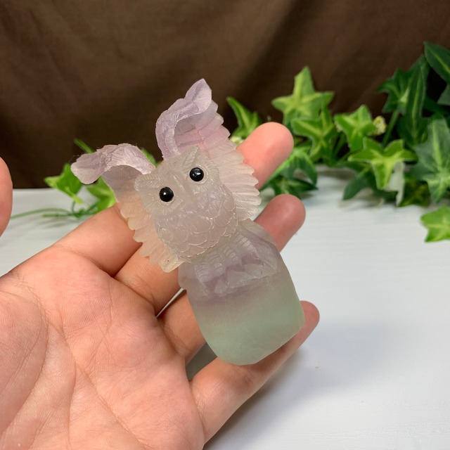 2.繊細な彫刻☆可愛いフローライトフクロウ