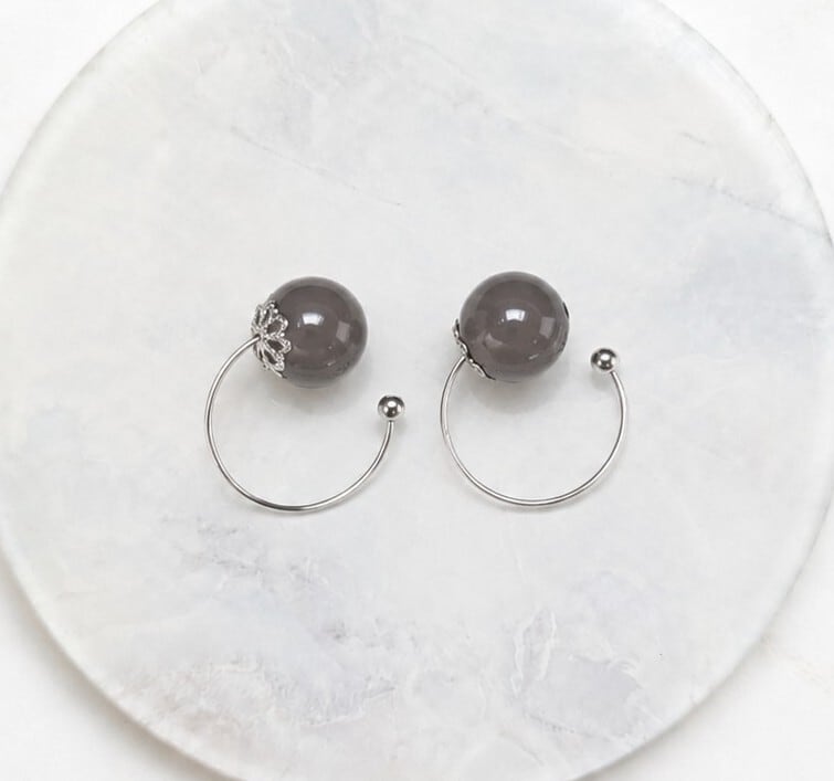 アクアカルセドニーとラブラドライトのイヤリング by Joli Jewelry アクアカルセドニーとラブラドライトのイヤリング by Joli Jewelry