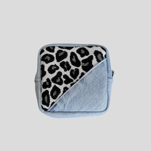 スクエアデニムポーチ (LIGHT BLUE×SILVER LEOPARD)