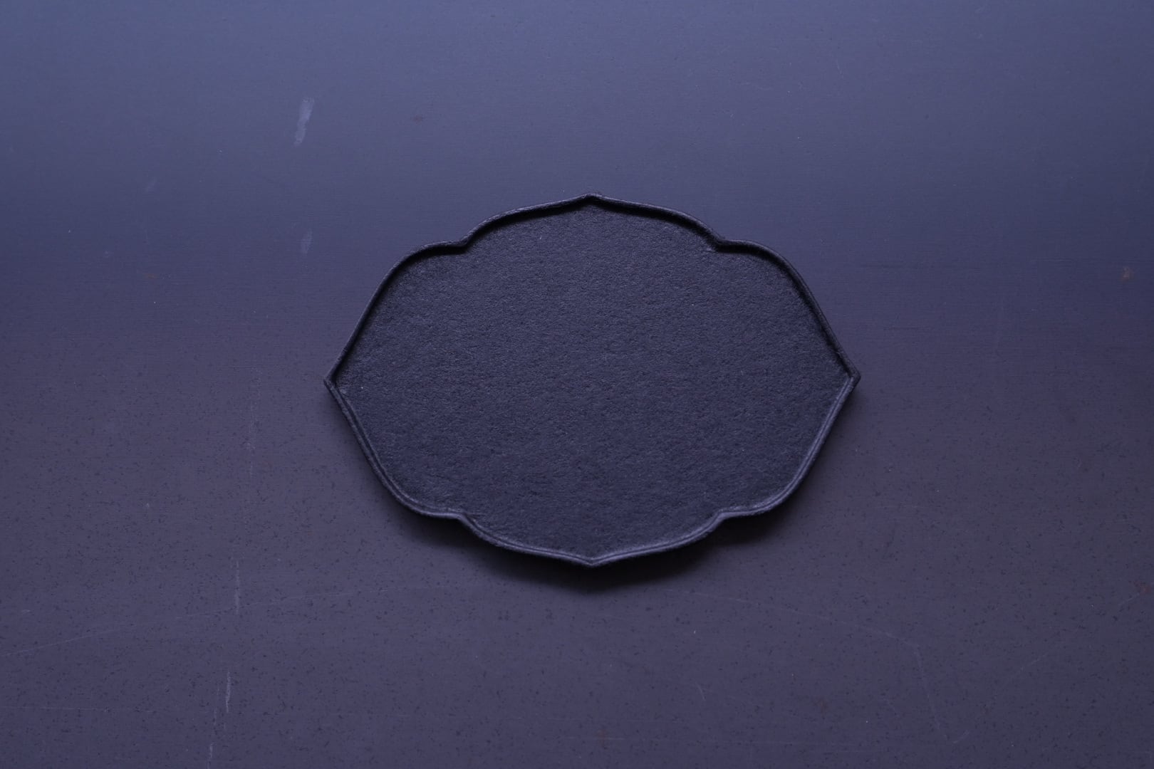 蝶野秀紀 輪花皿 葉 豆 黒