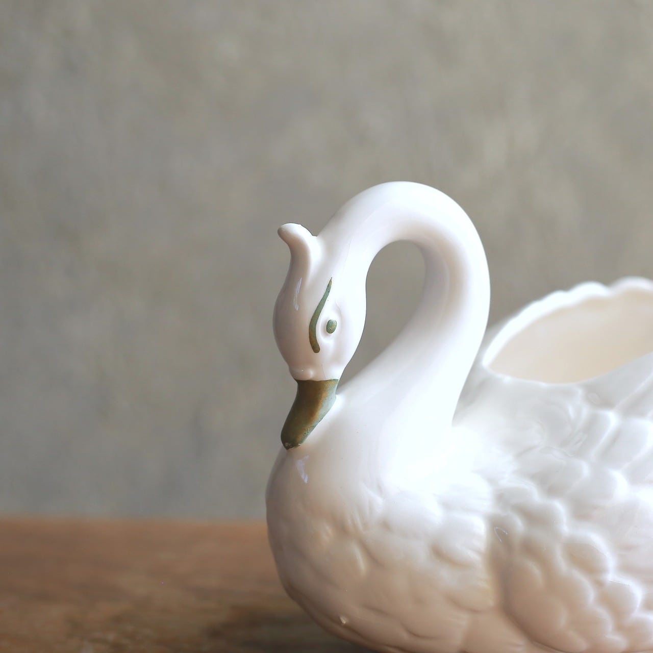 優雅に水辺を泳ぐ、陶器の白鳥の小物入れ | 木と、輝と。| 一点もの