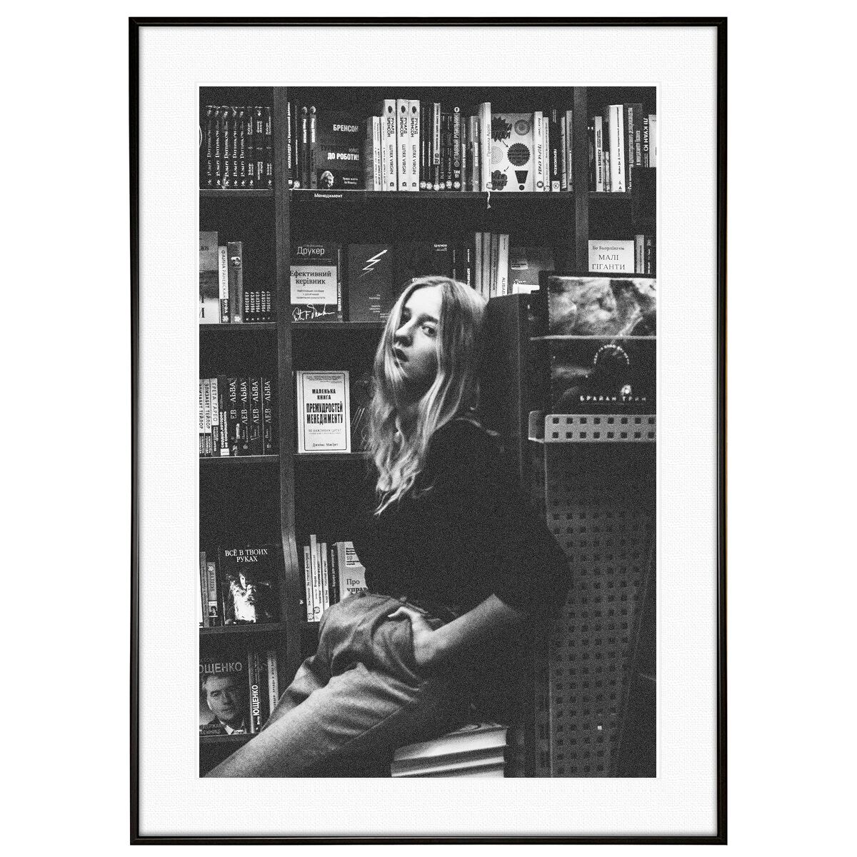 人物写真 本棚の前で座っている女性 インテリアモノクロアートポスター額装 AS2345