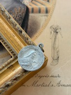 フランスアンティーク メダイ 幼きイエス 聖テレーズ   アルミ チャーム 聖品 ペンダントトップ コレクション インテリア小物 撮影小物