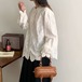 2色/シャーリングネック刺繍ブラウス ・12392