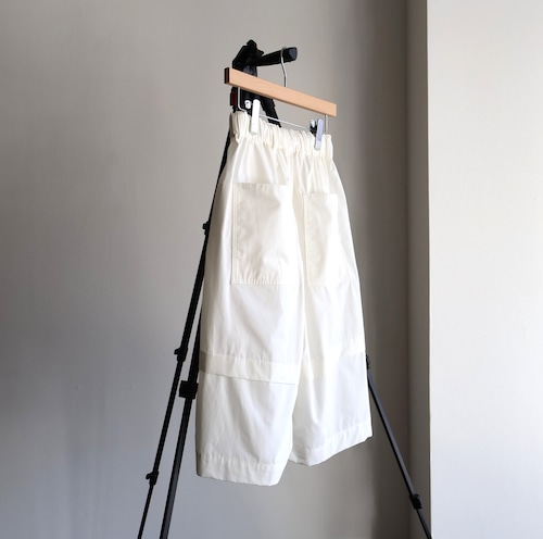 nonnotte “Pleat Dock Shorts Trousers (White )”