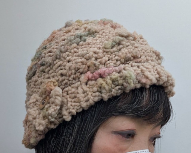 イタリアの太糸で編んだ、やさしいベージュの帽子（コサージュ付き）