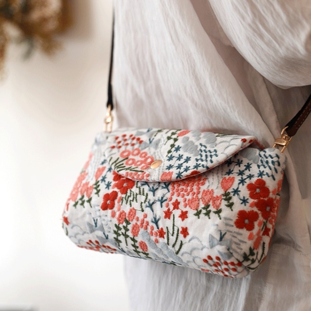 フラップ付き 刺繍入り ショルダーバッグ  00025