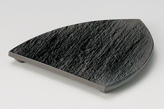 黒陶石目三つ足三角中皿