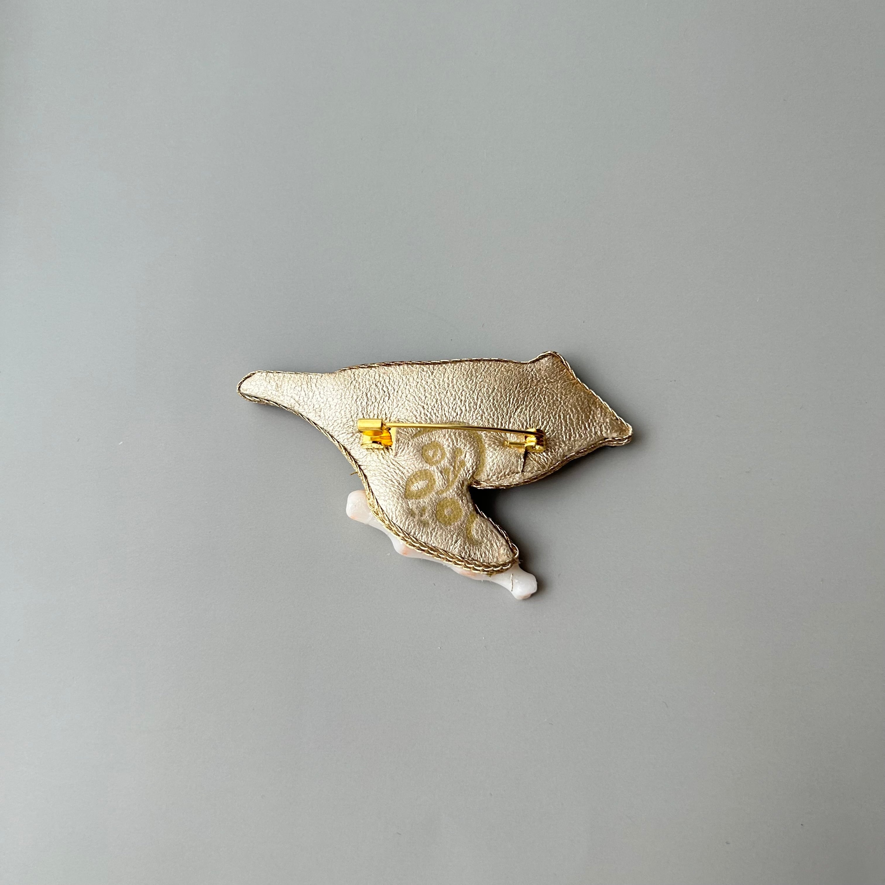 黒いクロス模様を持つ鳥ブローチ | Rika Ogasawara｜ 福岡 フランス