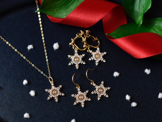 早割！クリスマスセット【ネックレスとピアス／イヤリング(ゴールド色)】雪の結晶