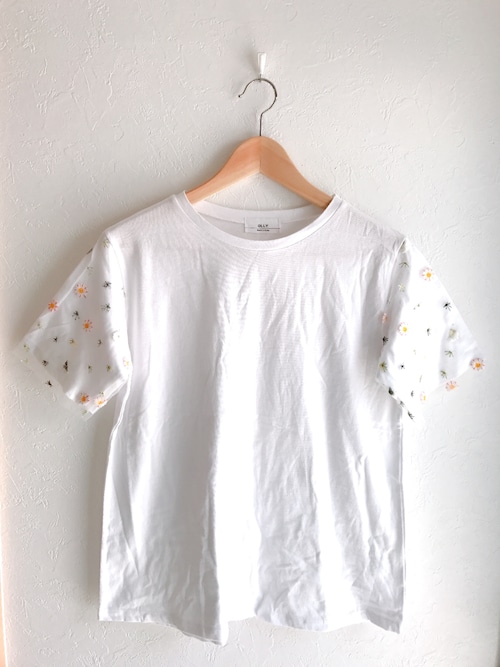 花柄刺繍のシースルー袖Tシャツ ホワイト