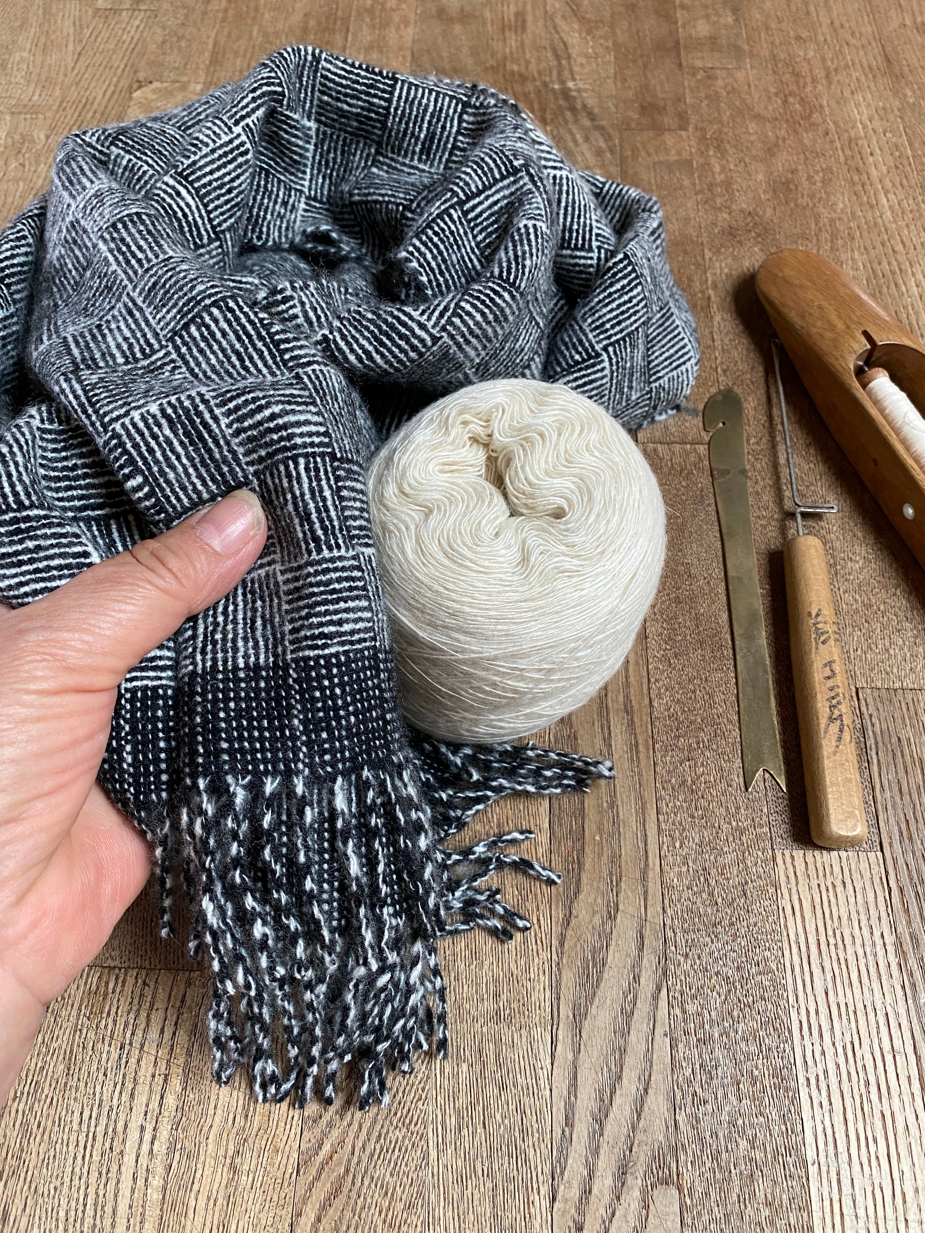 カシミヤ手紡網代織りマフラー・黒 | 翔工房