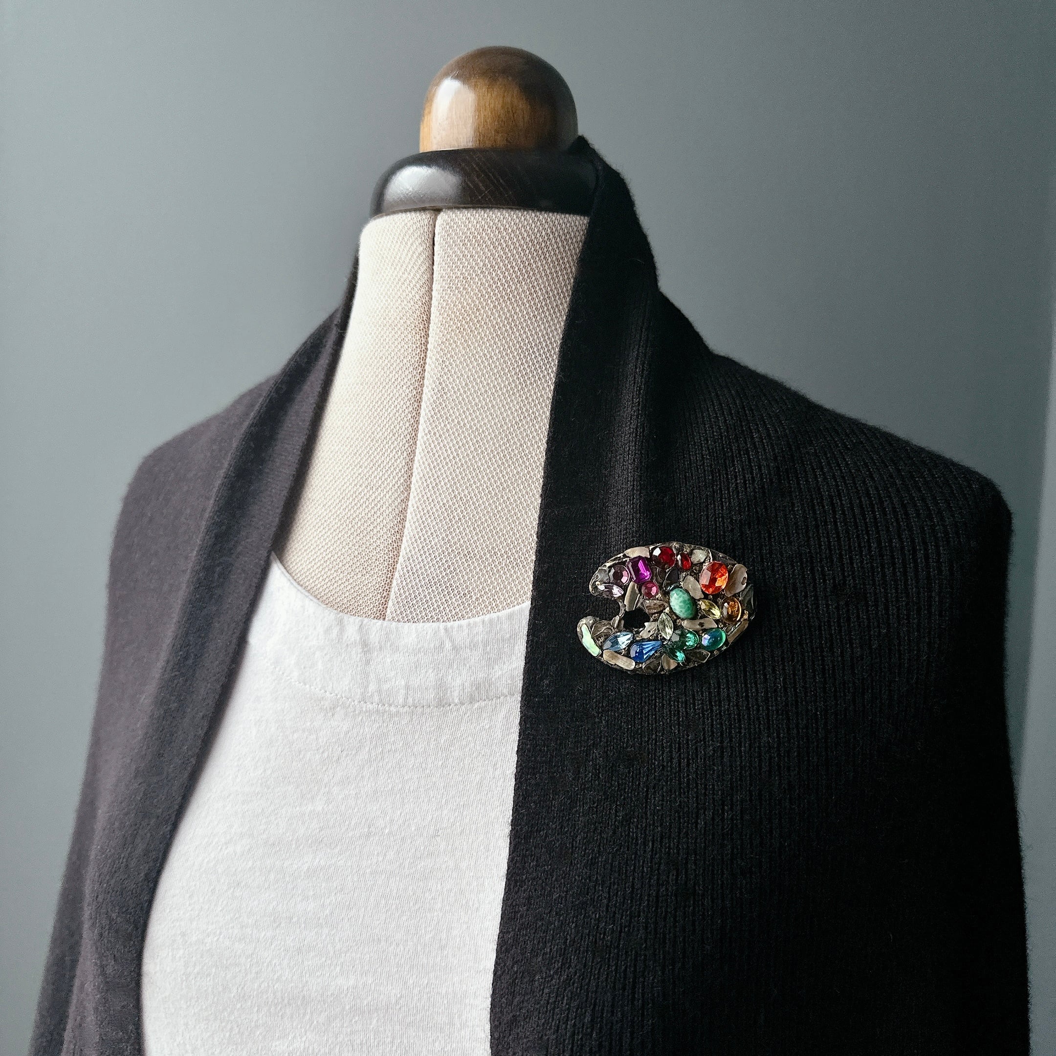 絵の具のパレットのブローチ by Annie Sherburne | THE BIJOUX PROJECT