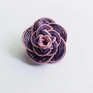 紫の薔薇ブローチ