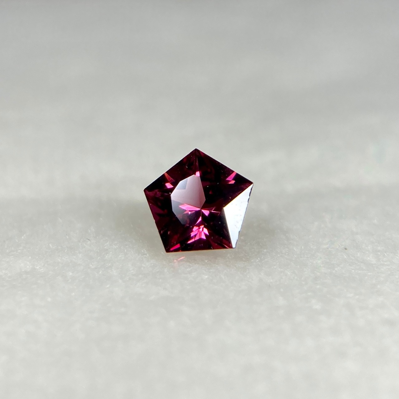 星のガーネット  約4.5mm*2.4mm r-0350