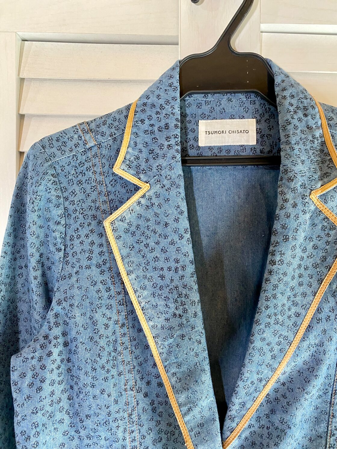 85 TSUMORI CHISATO 手描きフラワープリント エコレザーパイピング 