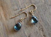 ロンドンブルートパーズ<ペアシェイプ>のピアス(K14GF)