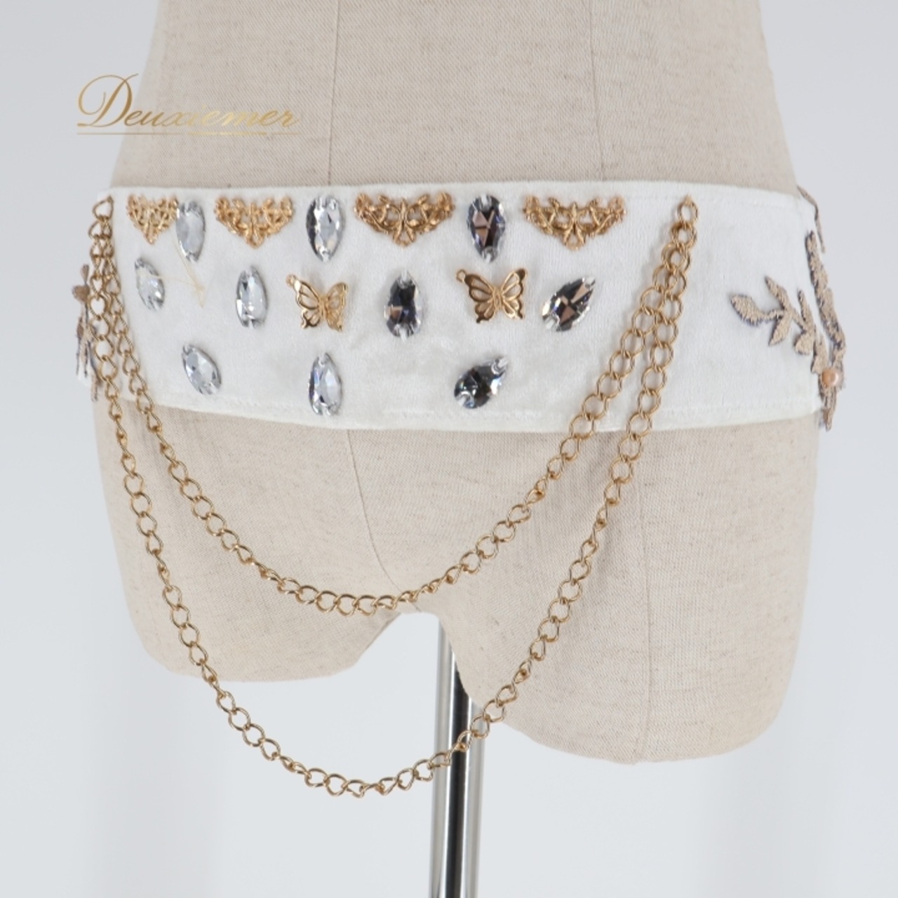 ベリーダンス オリエンタル 衣装 トップス ベルト セット ホワイト系 蝶 花 アーム アーム飾り 腕飾り ラインストーン チェーン 白 金 かわいい 爽やか 明るい ダンス衣装 ステージ イベント キラキラ 華やか シルバー系 ゴールド系