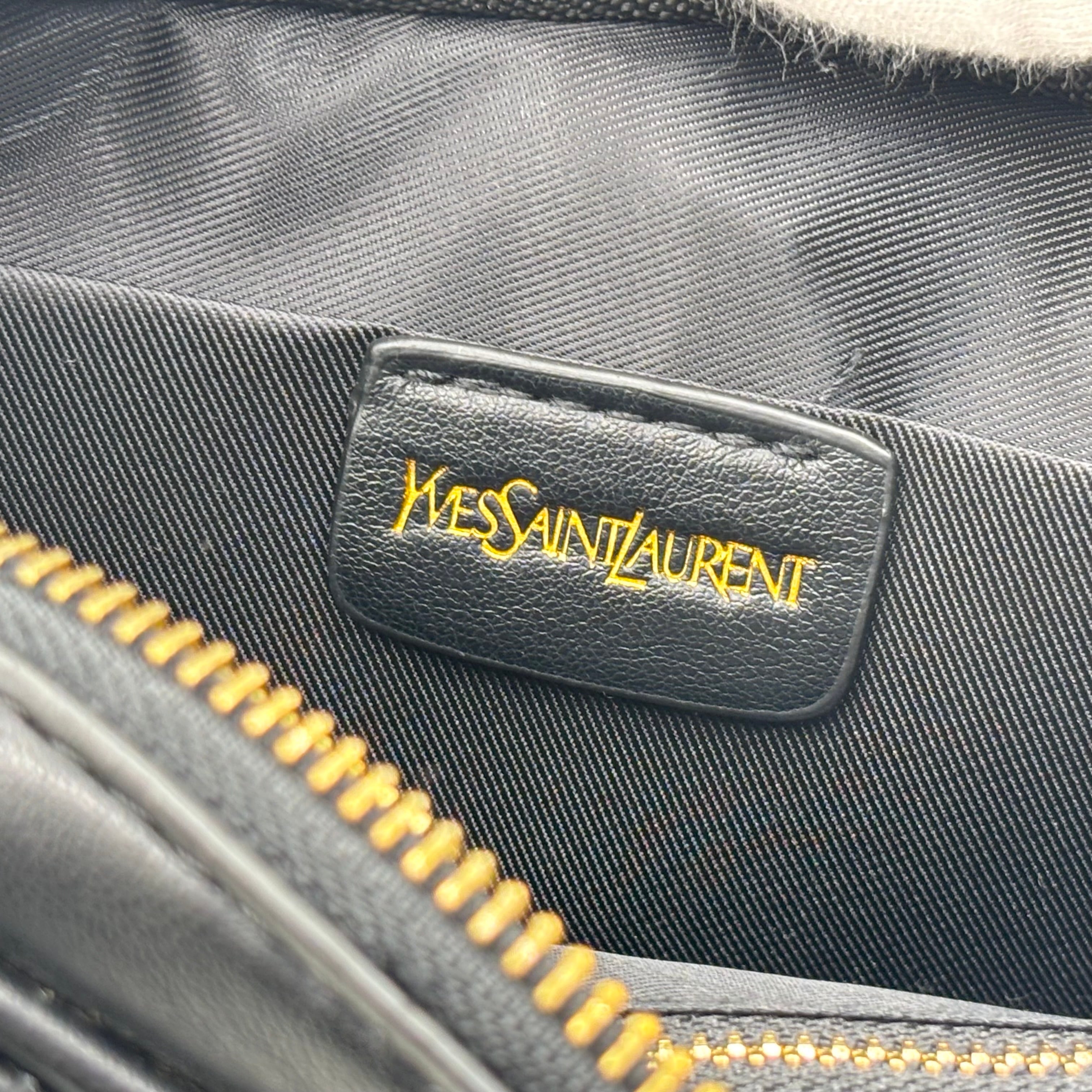 イヴサンローラン Vステッチ レザー カメラバッグ ショルダーバッグ 黒ゴールド ✨美品✨イヴサンローラン Vステッチ レザー カメラバッグ ショルダー