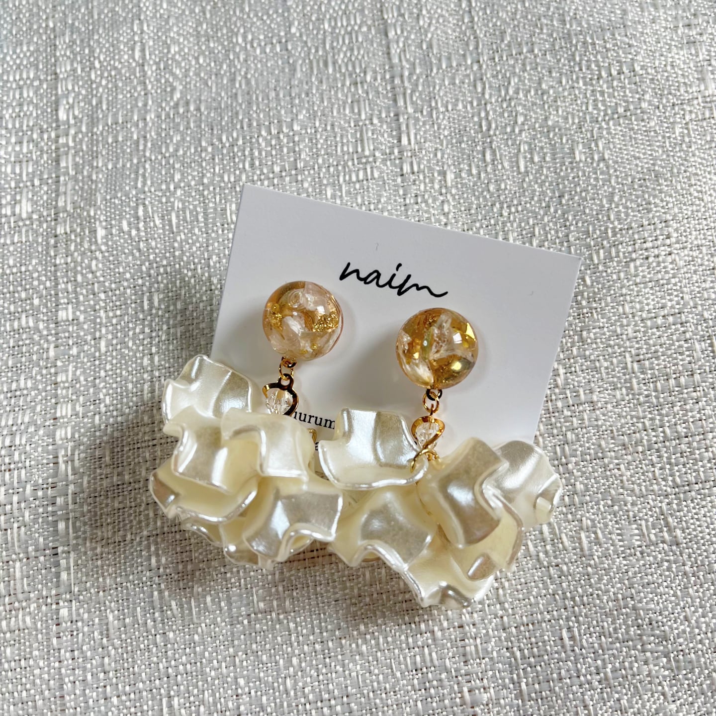 が販売されているので ヴィンテージ系ボタンの花びらチャームピアス