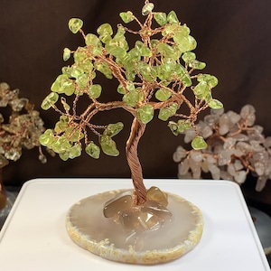 4.色合いが美しい天然石ツリー・ペリドット