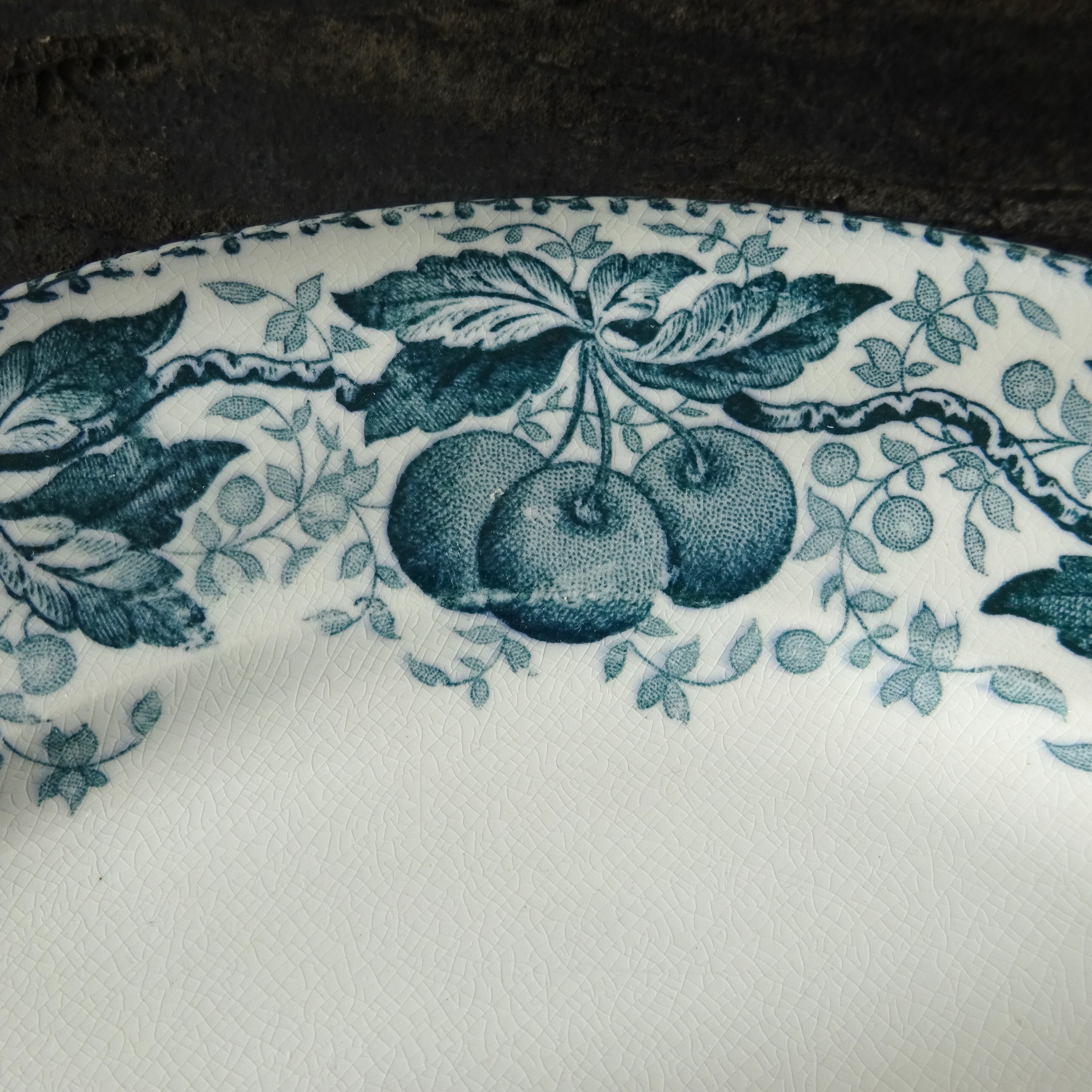 【 Épuisé 】T.F. Badonviller  modèle《CERISES》assiette plate (A)