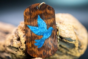 【 木のダイヤモンド 】スネークウッド ドッグタグ 象嵌 幸せを呼ぶ青い鳥