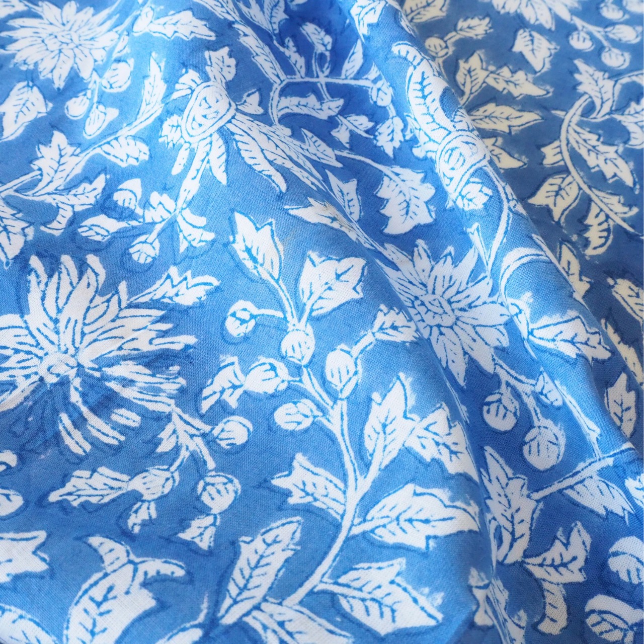ブロックプリント生地【50cm単位】インド綿 花柄 青×白 #10510-BL1