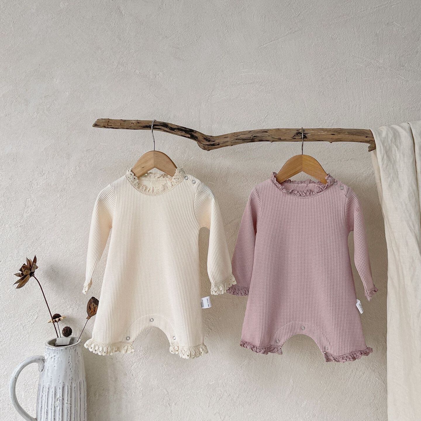 ,フリルが愛らしいワッフルロンパース(ボンネット付き)