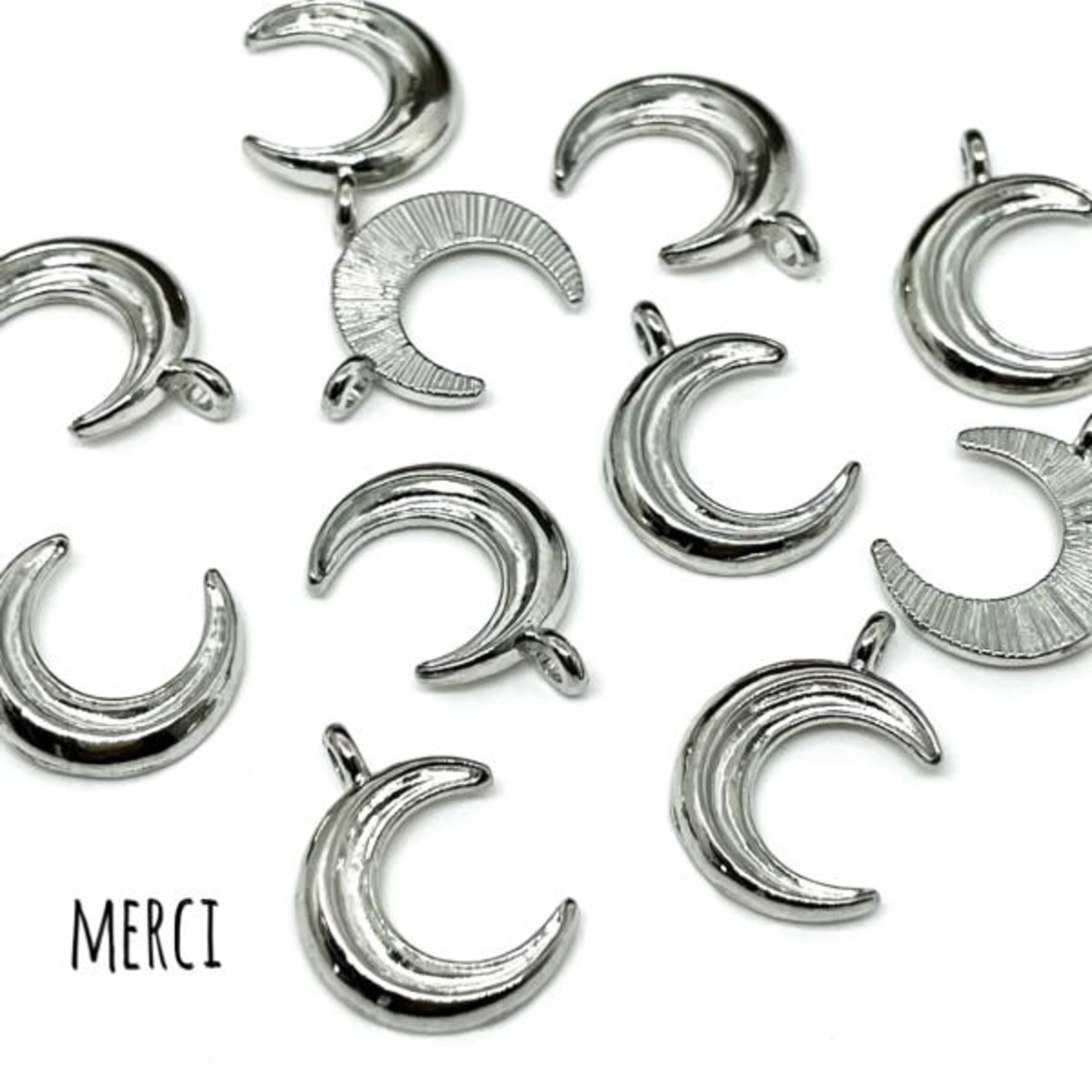 【4個】ムーンペンダントチャーム/月/パーツ