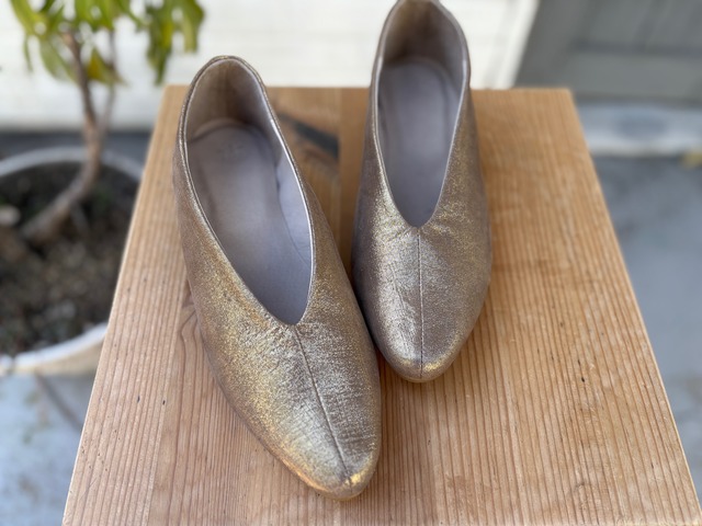 シャンパンダークゴールド・フラットシューズ　上品に輝く大人のグリッターデザイン