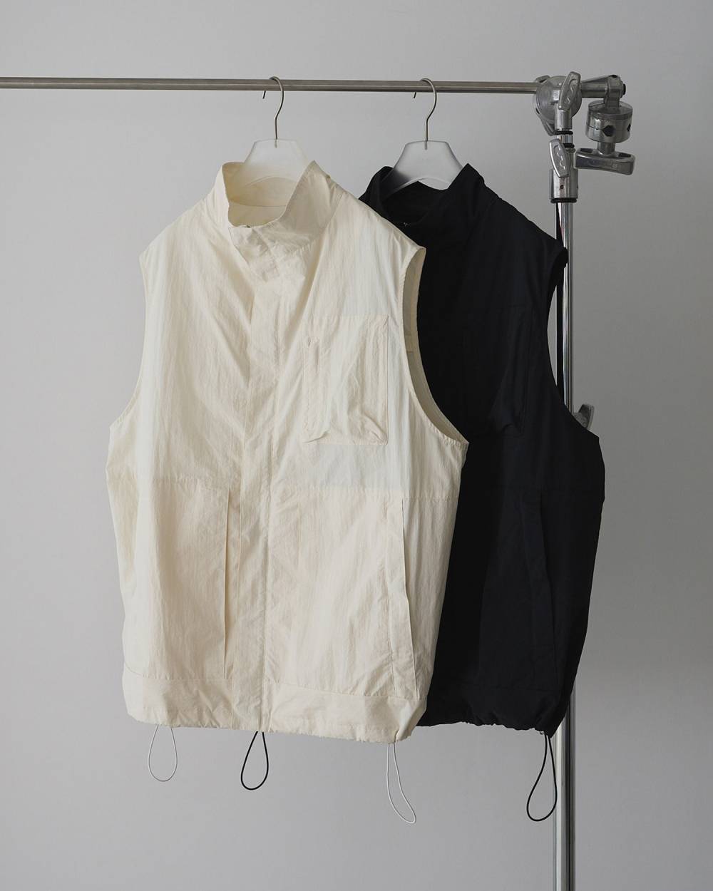 anuke(アンヌーク) Standcollar Pocket Vest | サウスオレンジ｜メンズ