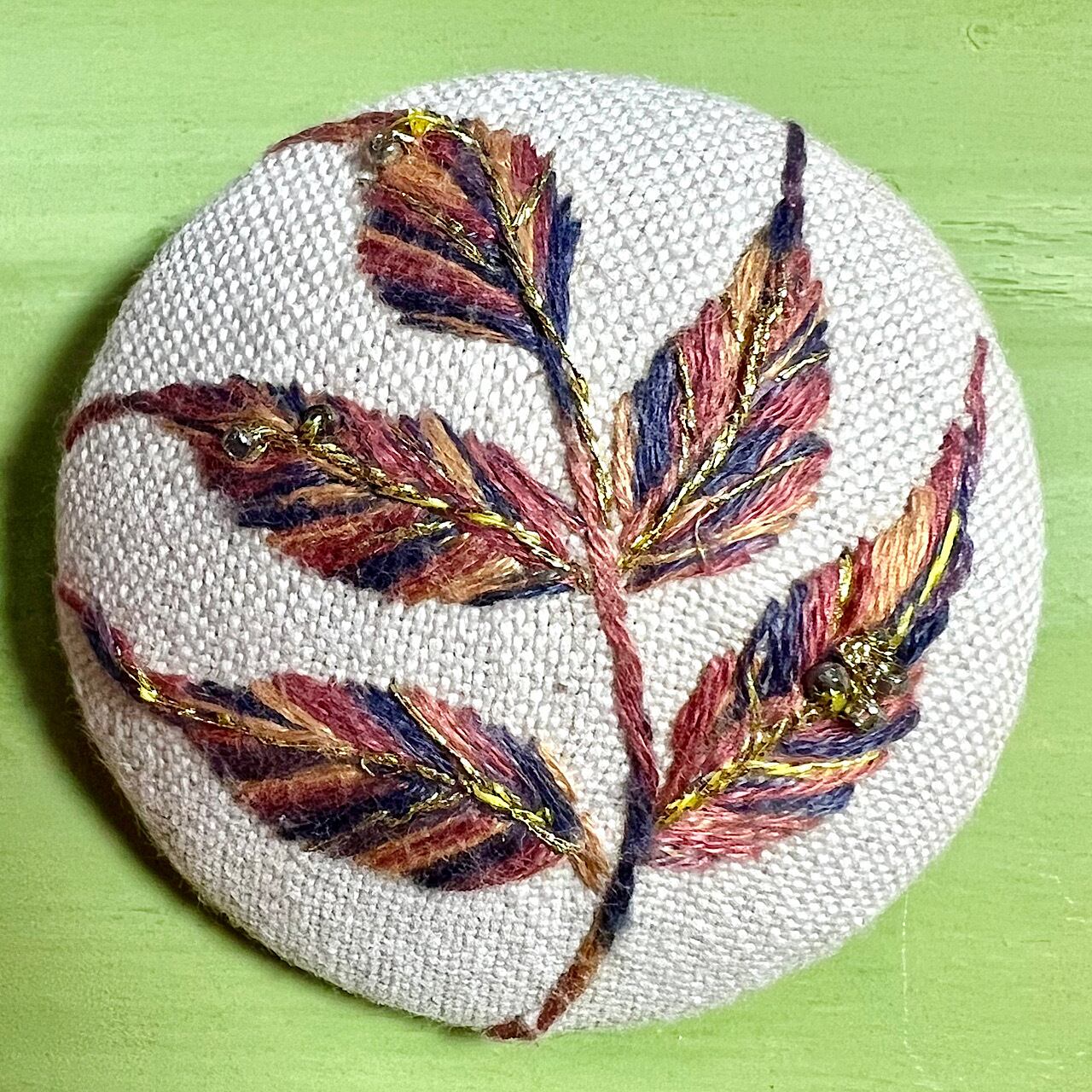 ❁hAnafany❁専用)くるみボタン 立体刺繍 くるみボタン すずらんの立体刺繍(1点物) | puchgalalley-winwin