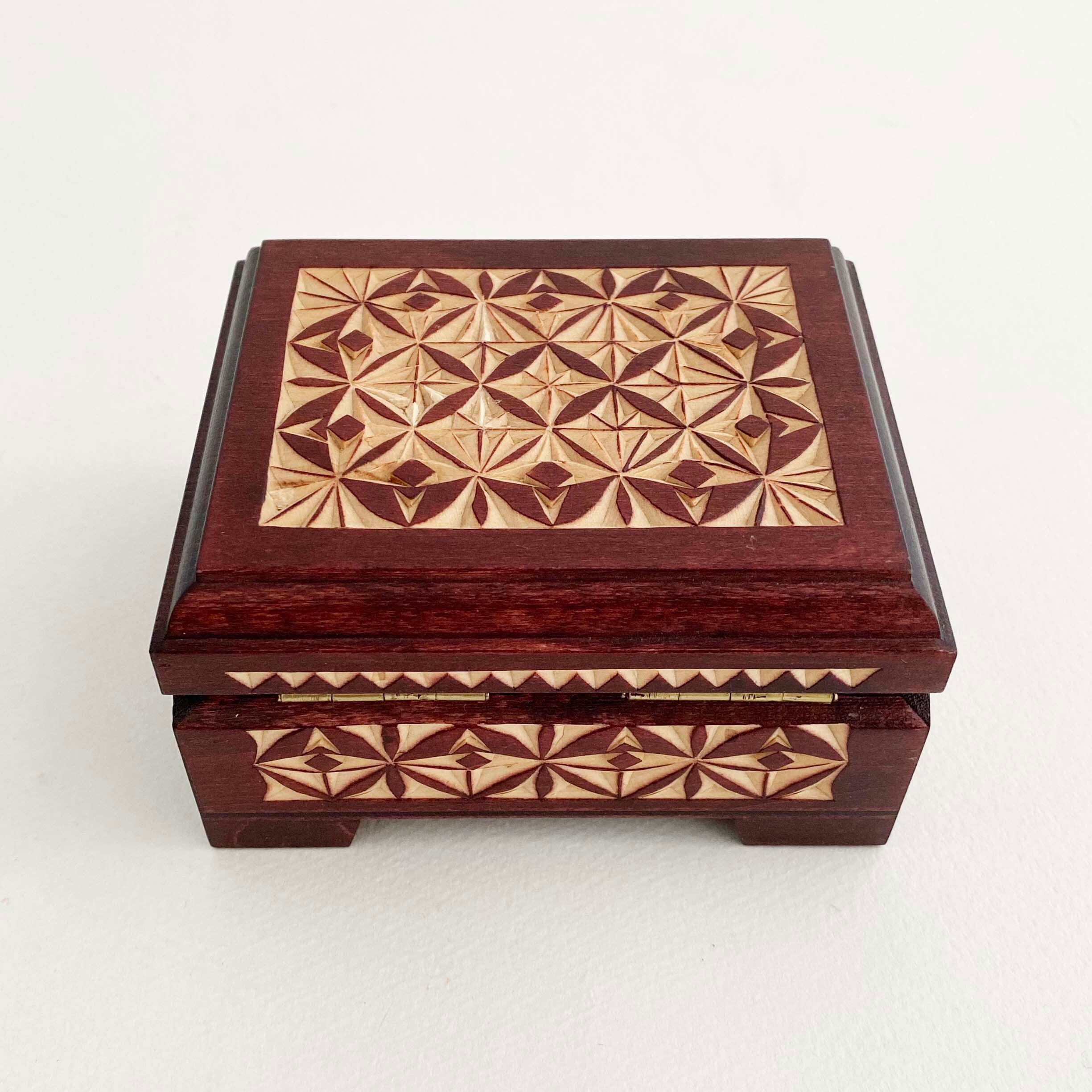 キーロフの木彫ひみつ箱(小)