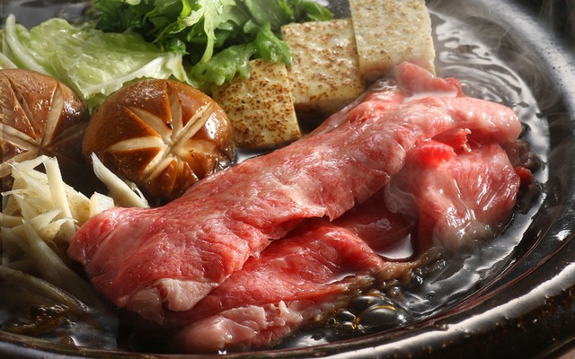 味わい深い一夜：九州産国産牛すき焼き肉（ロース・肩ロース・400g）