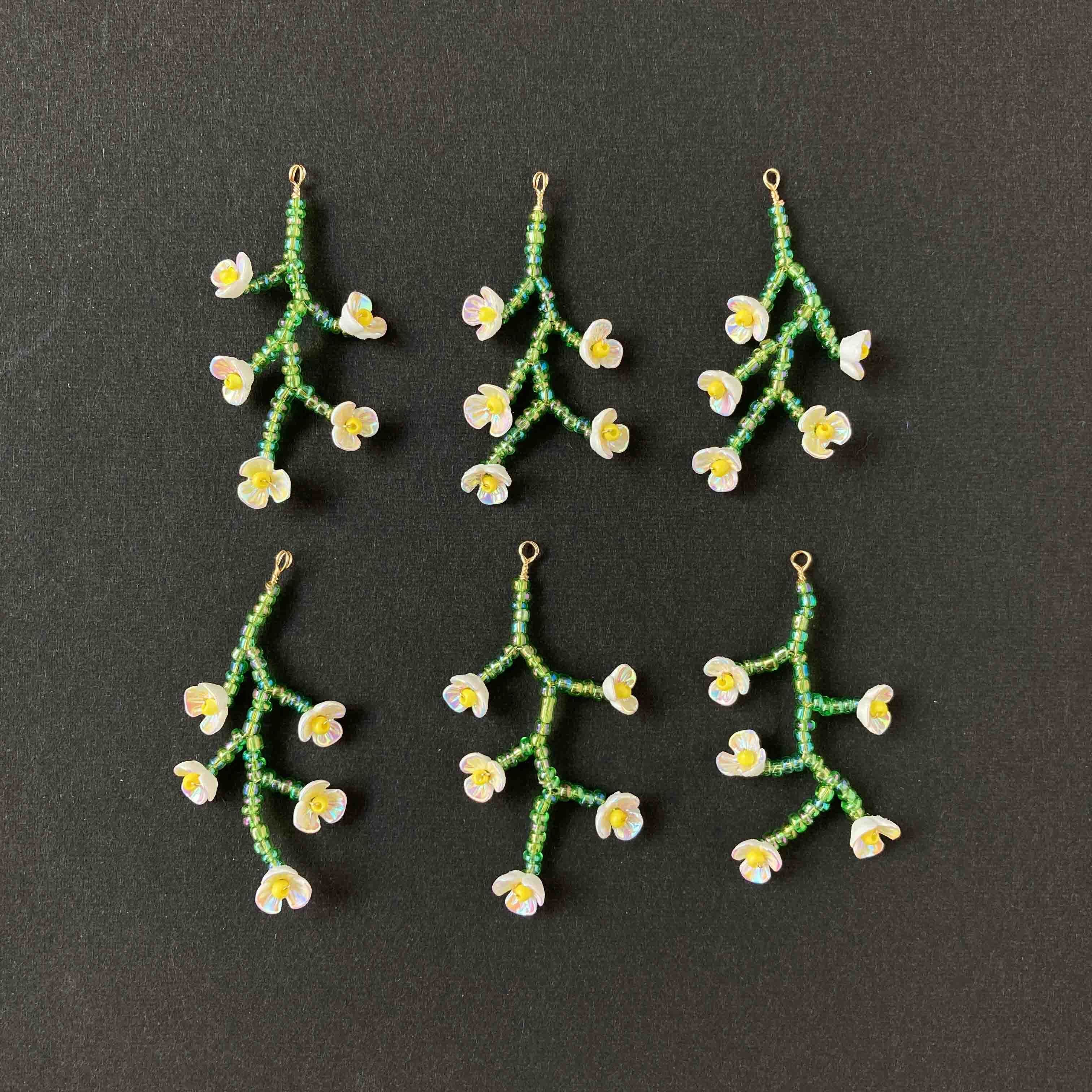 白い小花のビーズワーク枝チャーム《オンライン限定》 | Dua