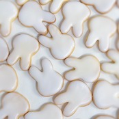 いちごとうさぎが出会った春のクッキー缶