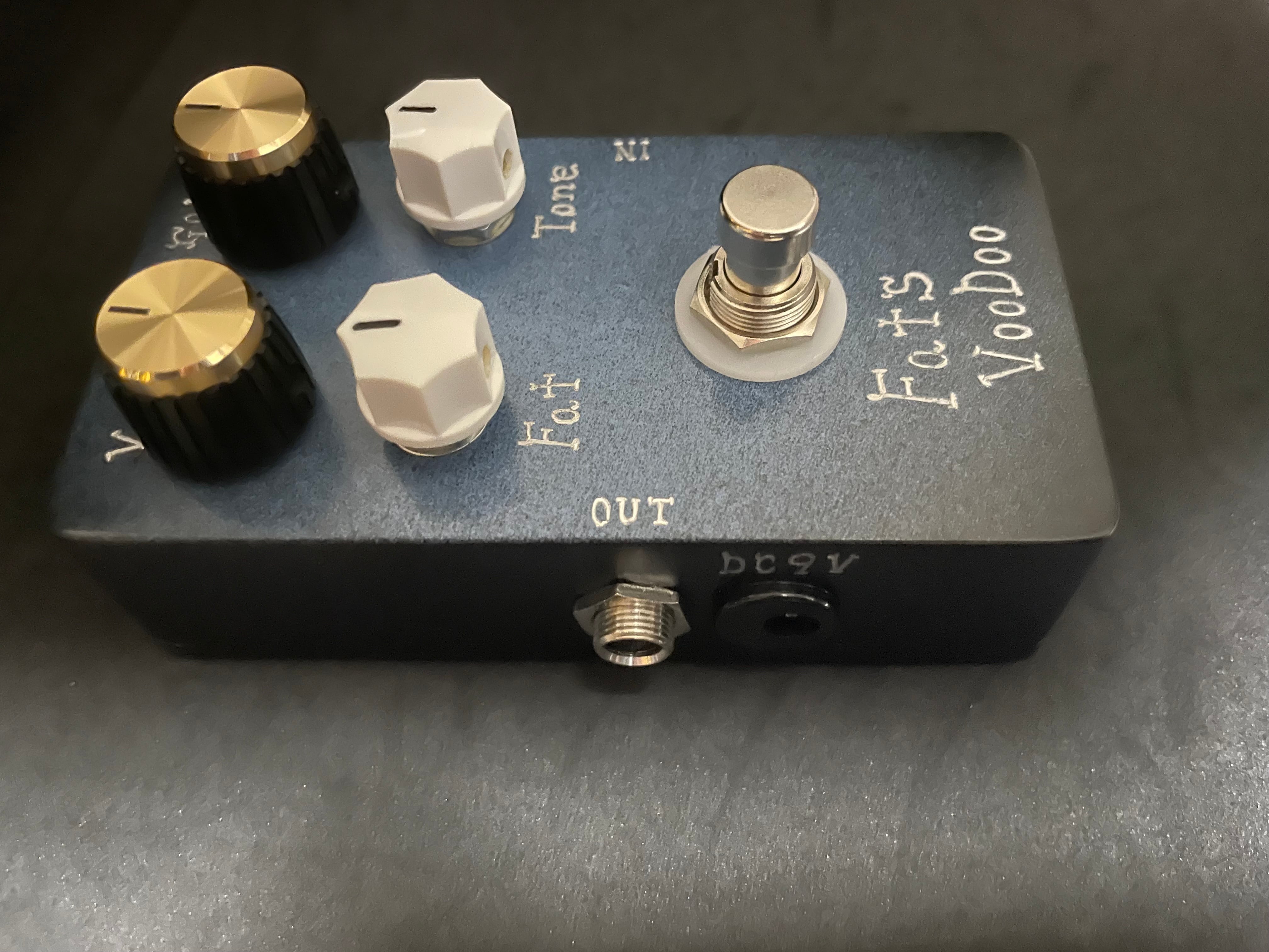 ファッツヴードゥー：ボトム調整ツマミ/ボトム増強SW付きファジー