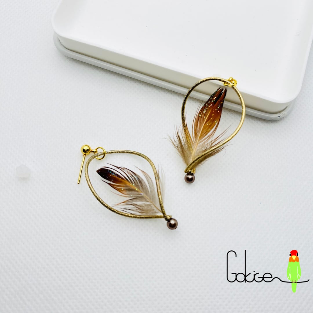 羽根とねじりフープのピアス/イヤリング