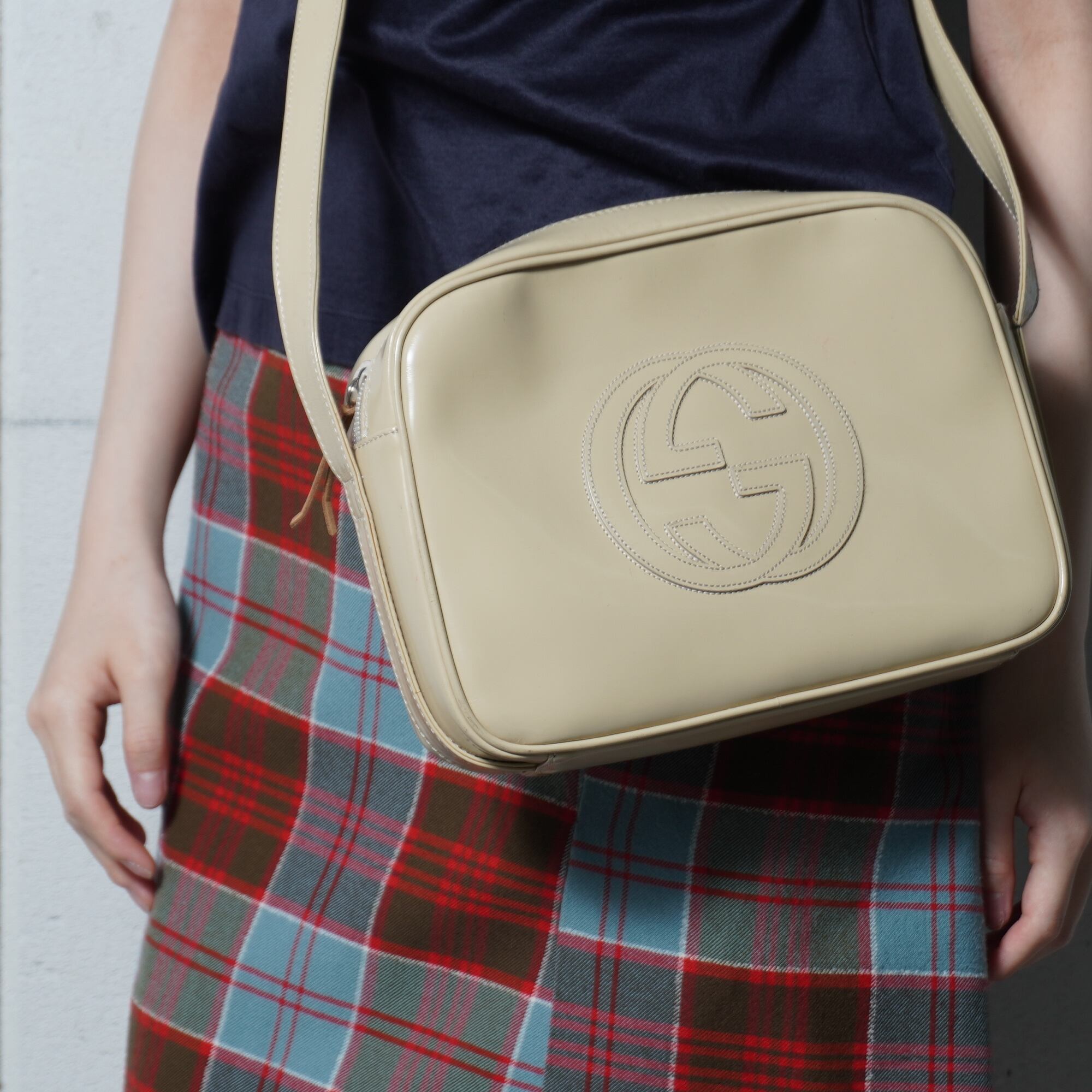 レディース GUCCI インターロッキングG エナメル ショルダーバッグ ロゴ