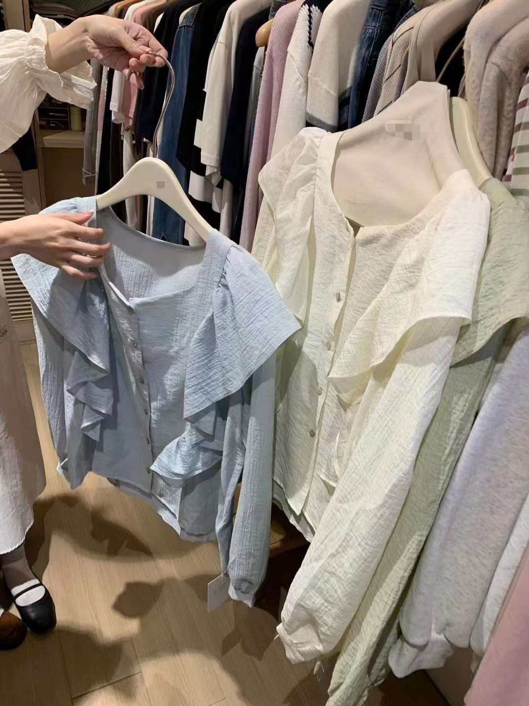 ショルダーフリル ボタンブラウス   AJ2085-2321