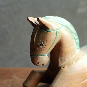 ちょっと一休みする、鮮やかな色味の馬 2｜木彫り 馬 ヴィンテージ置物