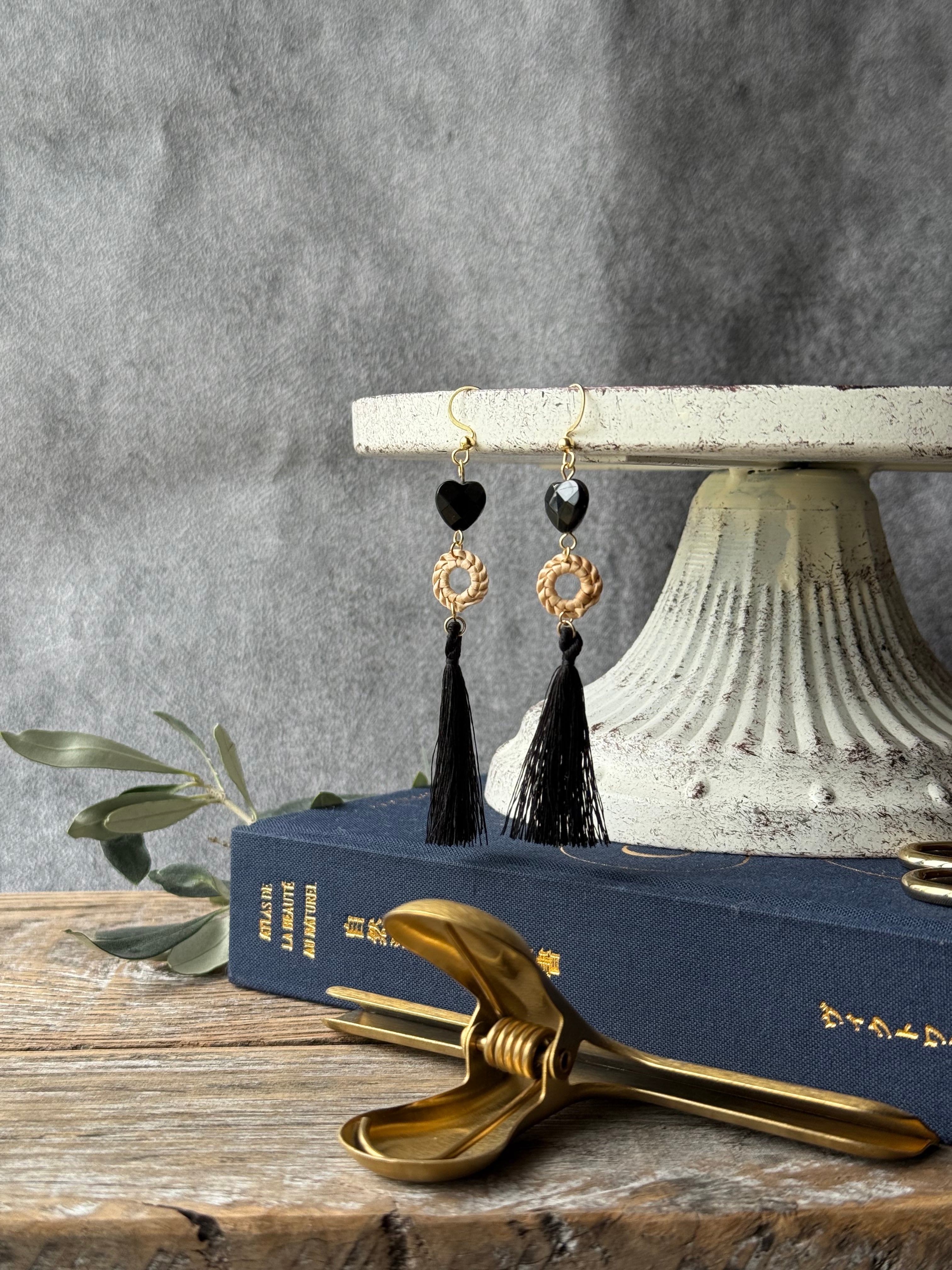 泥黒タッセルピアス – Kumejima Tsumugi × Getto × Black Onyx | AOIFARM