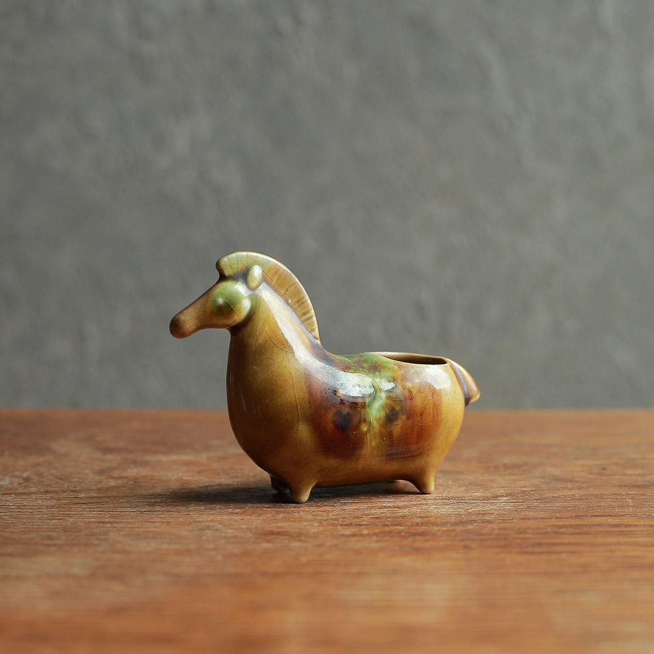 鮮やかな色味が目を引く、馬の小物入れ 2