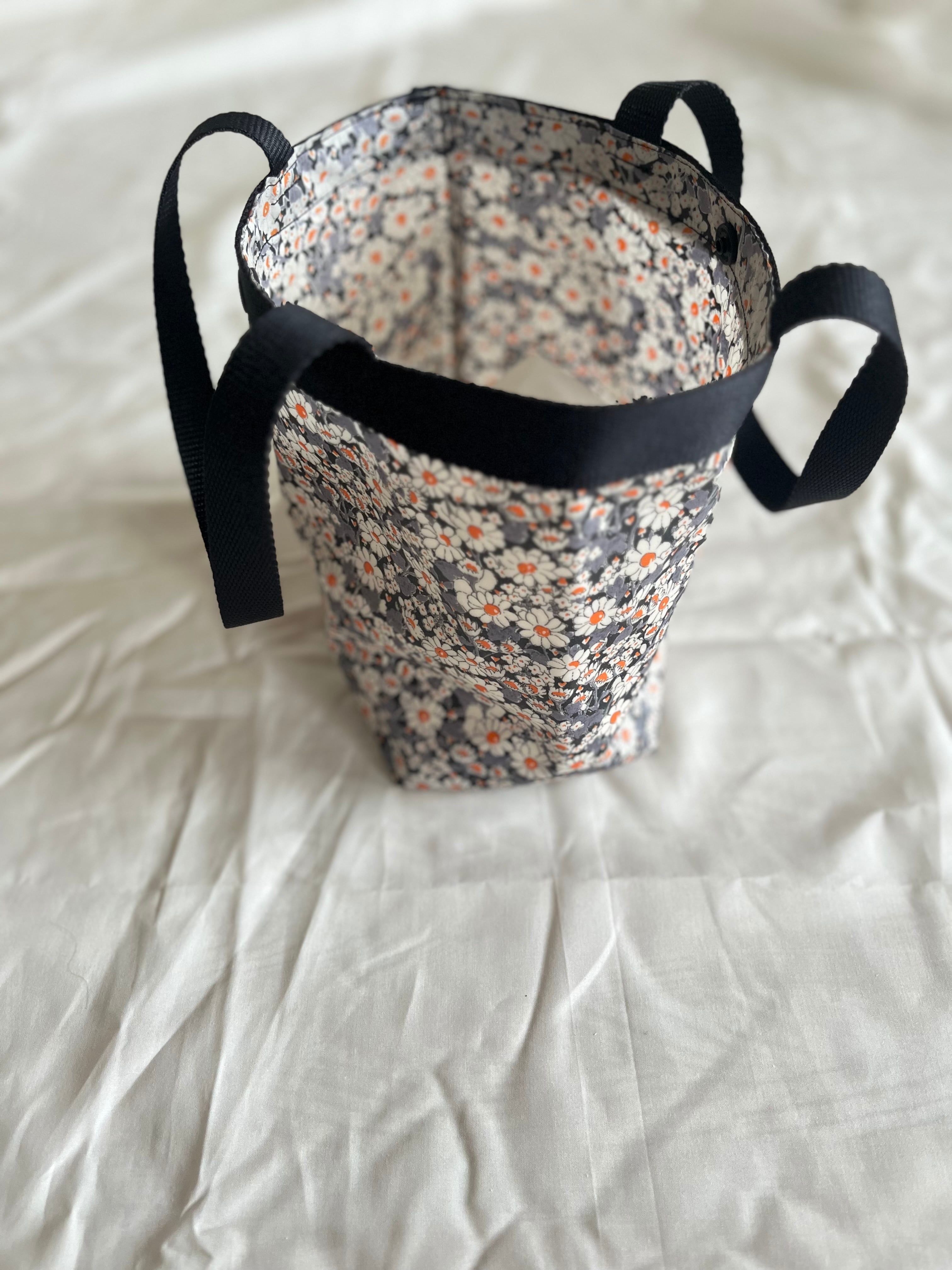 リバティ ラミネート生地のトートバッグ | SKY